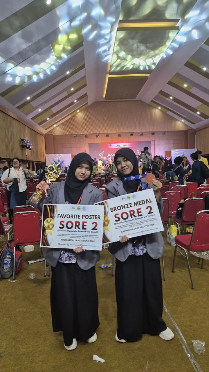 Dua Santri Al-Amin Raih Juara Poster Favorit dan Bronze Medal di SORE Competition 2