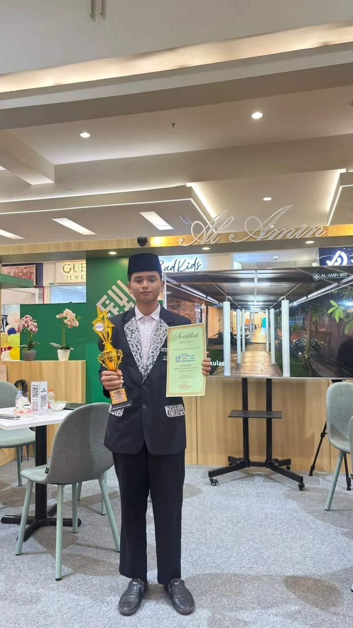 M. Miqdad Al Fatih Raih Juara III English Speech Competition di Royal Plaza Surabaya