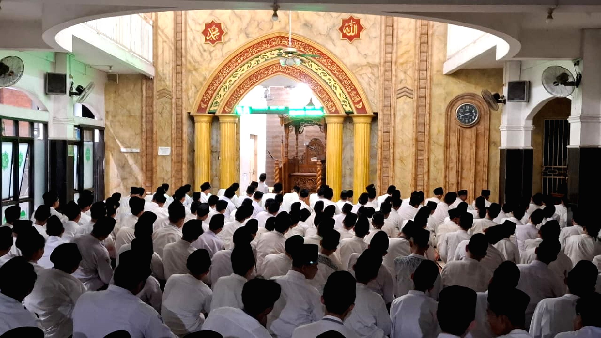 Ibadah dan Kebersamaan Santri